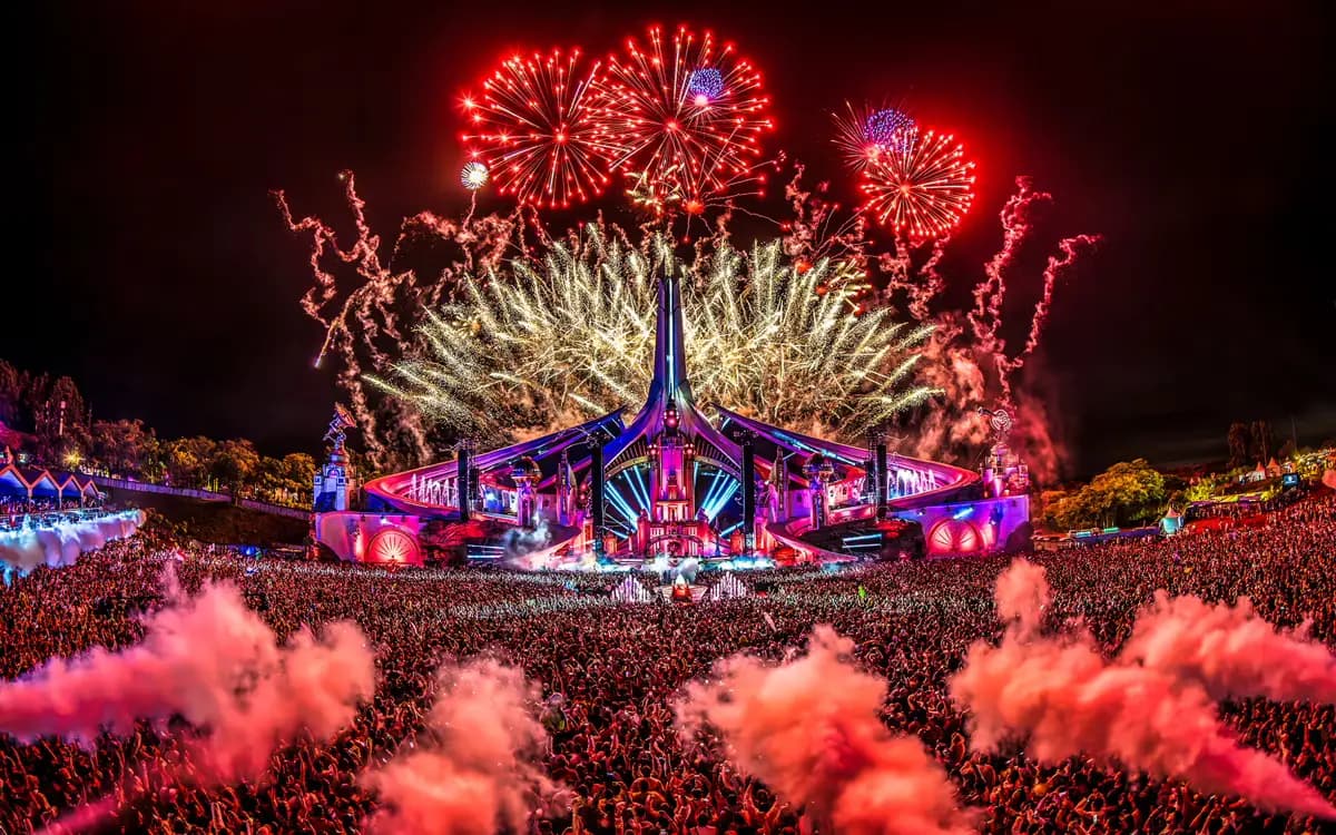 Festival Tomorrowland com público reunido - 2023