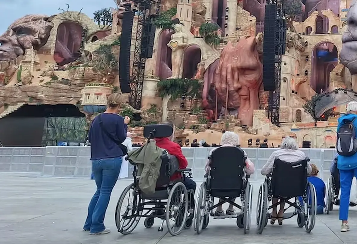 Moradores visitam o Tomorrowland em tradicionar festa da vizinhança
